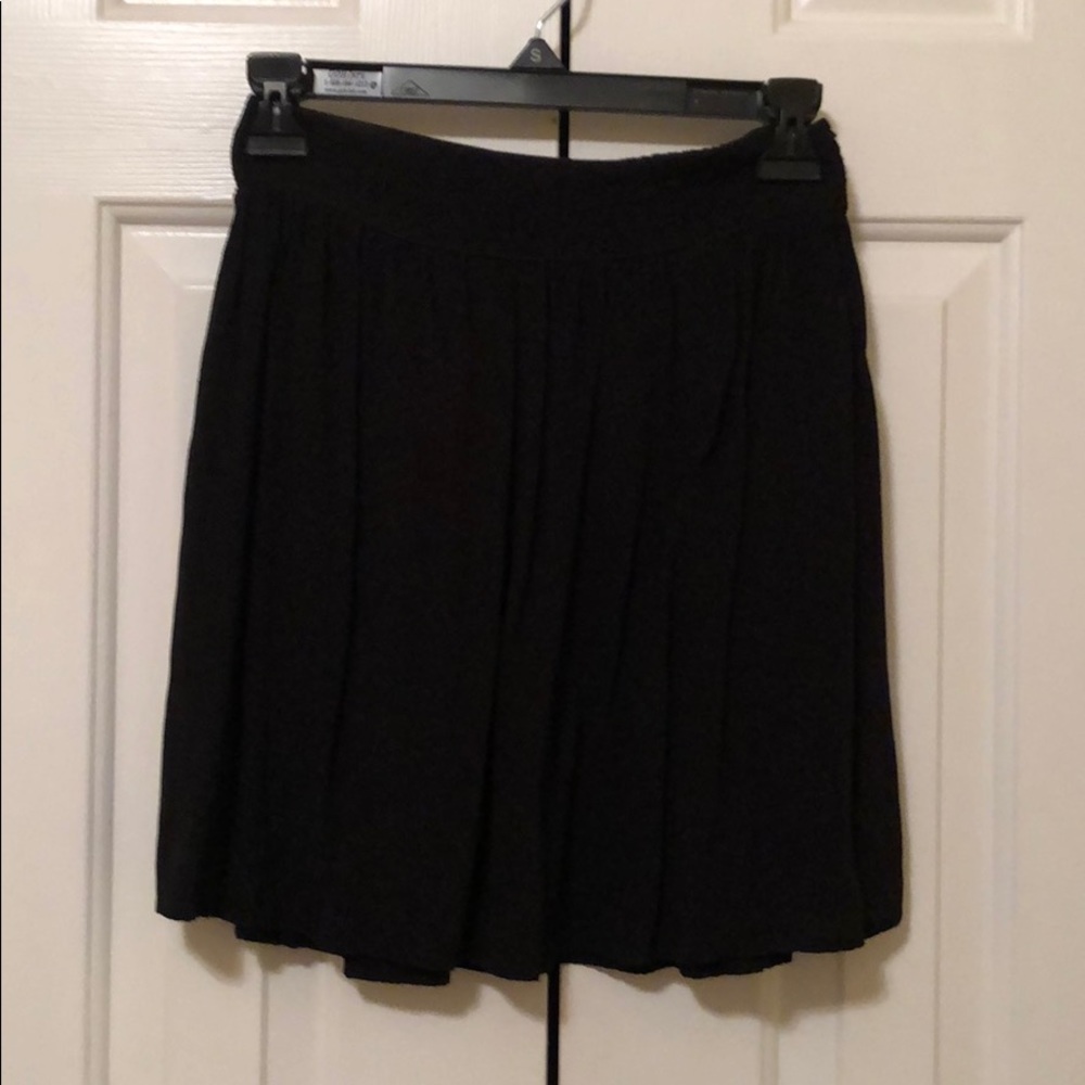 Garage skirt with pockets
